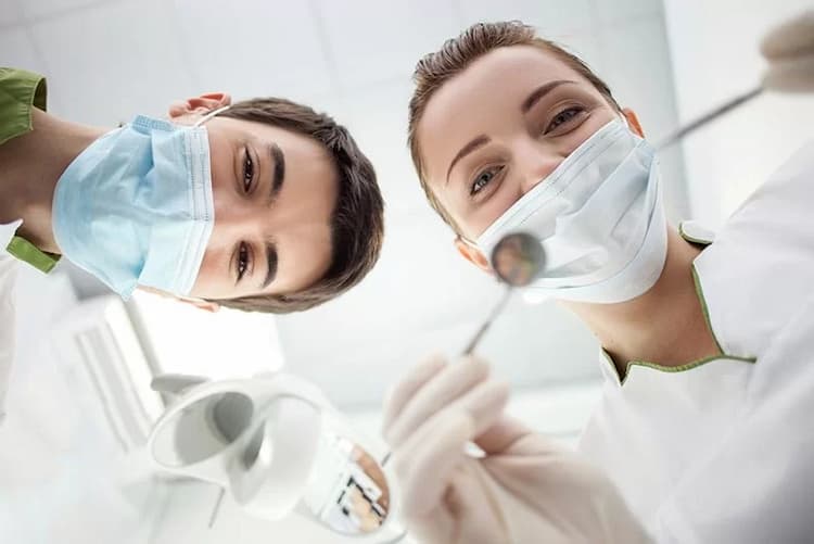 چگونه یک متخصص حرفه ای کاشت دندان در زعفرانیه پیدا کنیم؟
